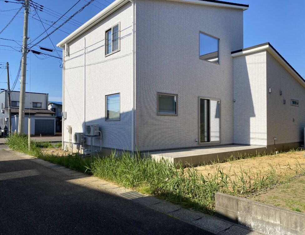 【フェンス工事】道路や隣地に面したお庭の周りに囲いがなく、外部に開かれすぎている状態でした。