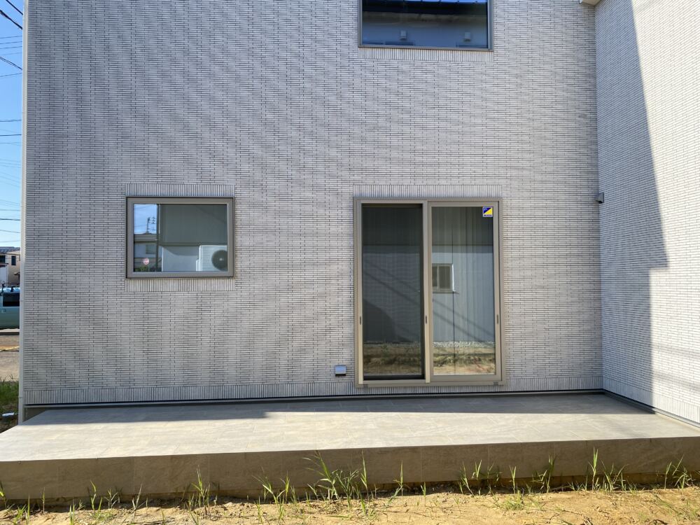 【テラス工事】タイルデッキはあるものの屋根や目隠しがなく、リビングに届く眩しい直射日光や、周囲の上からの視線が気になって寛げない状態でした。