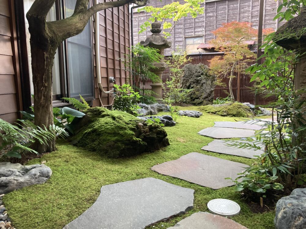 狭小地の中庭ですが新たに出雲灯籠の春日灯籠と小屋棒を配し、竹垣(大津垣)を設けたことで奥行きのある美しい苔庭となりました。