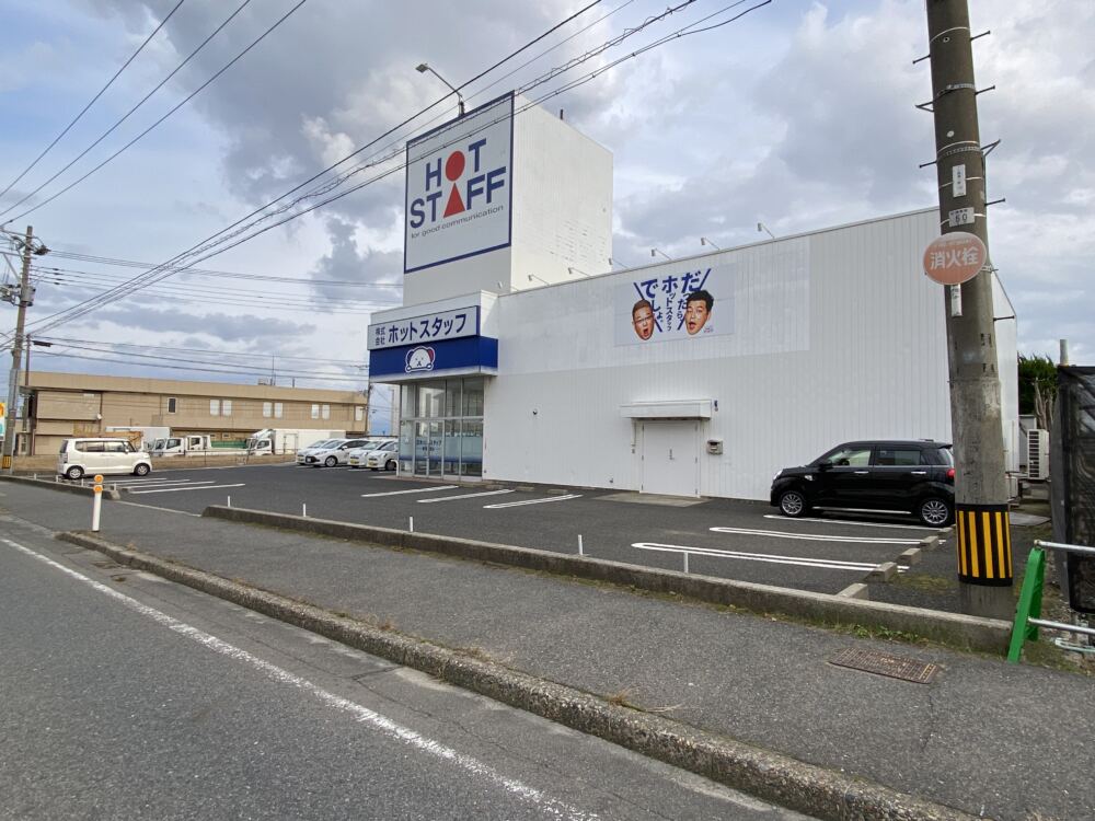 道路から駐車場、店舗入口までが広大なアスファルトで一続きとなっており、敷地の明確な境界やオフィスとしての特別なアイデンティティが感じられにくい状態でした。