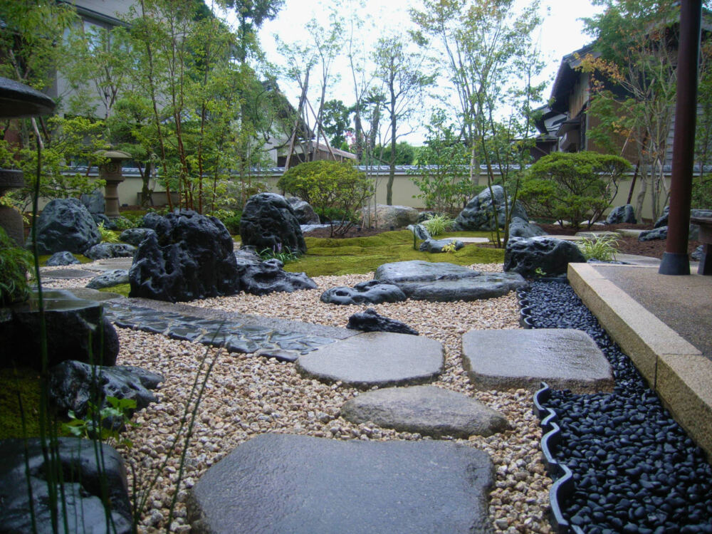 飛び石をたどり、移りゆく庭の景色を楽しむ。
